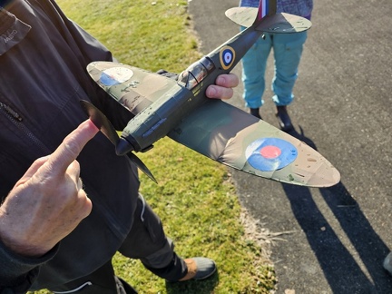 un Spitfire avec moteur élastique